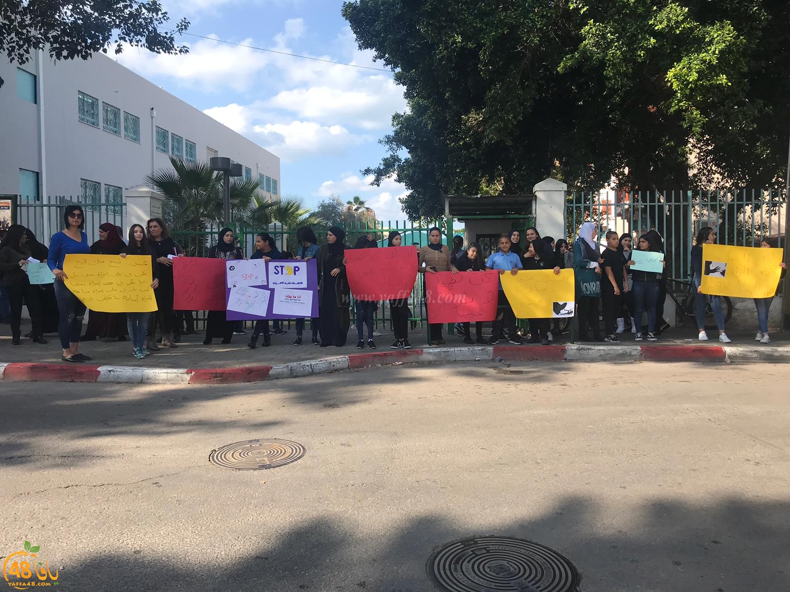 فيديو: طالبات الثانوية الشاملة بيافا يشاركن في وقفة احتجاجية ضد العنف بحق النساء 