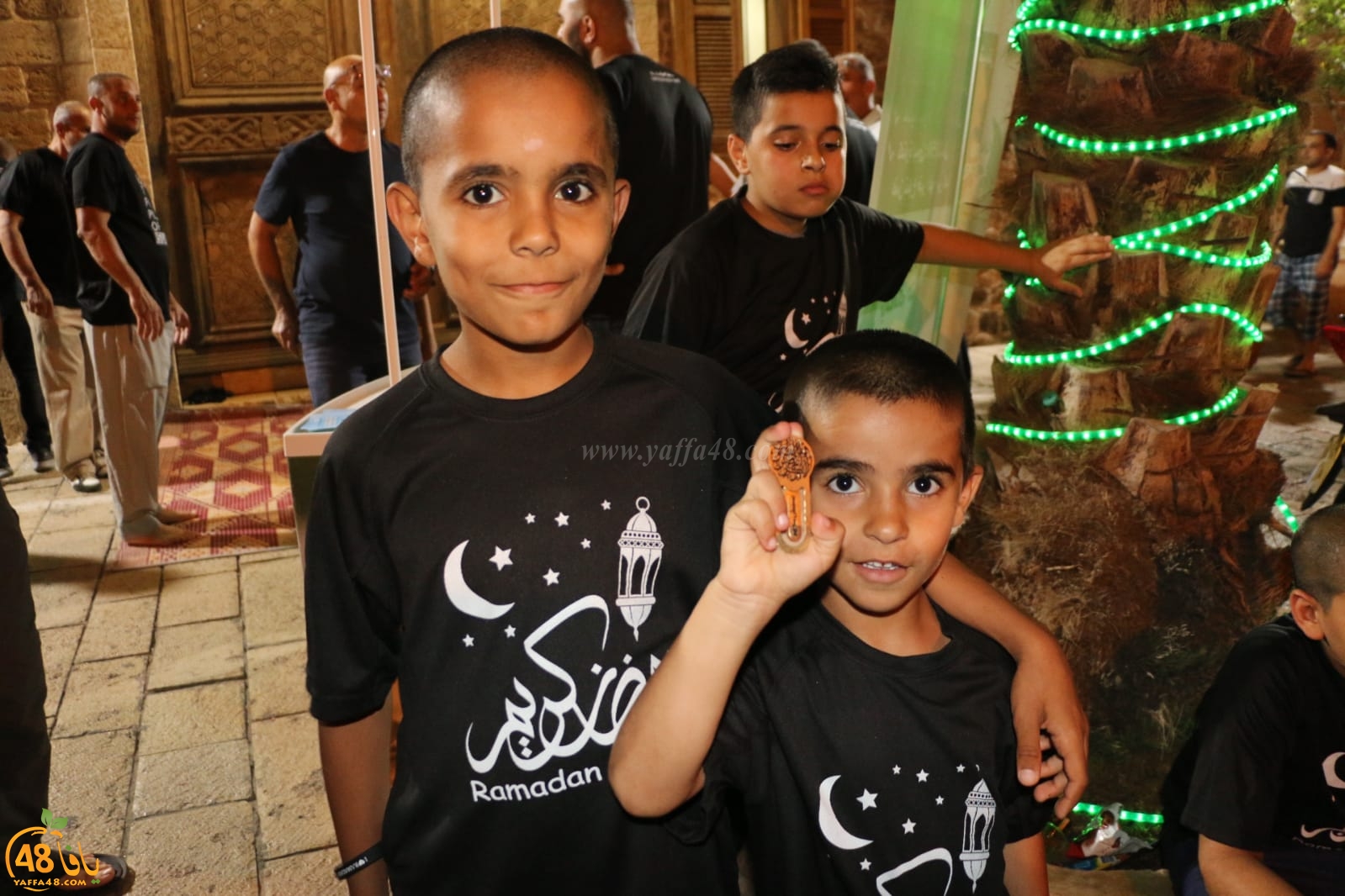 بالصور: توزيع قمصان على المصلين في مسجد السكسك بيافا بمناسبة رمضان