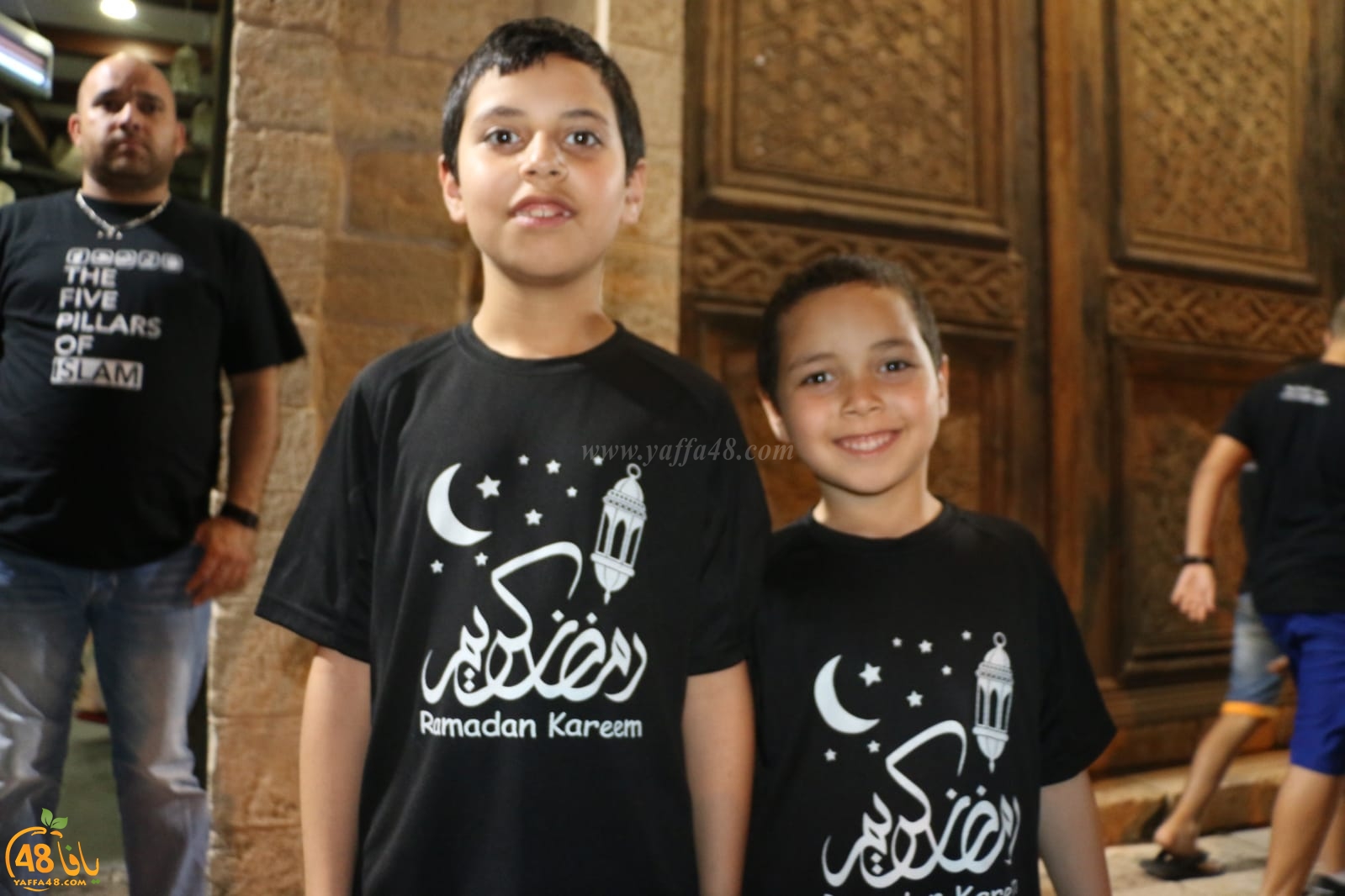 بالصور: توزيع قمصان على المصلين في مسجد السكسك بيافا بمناسبة رمضان