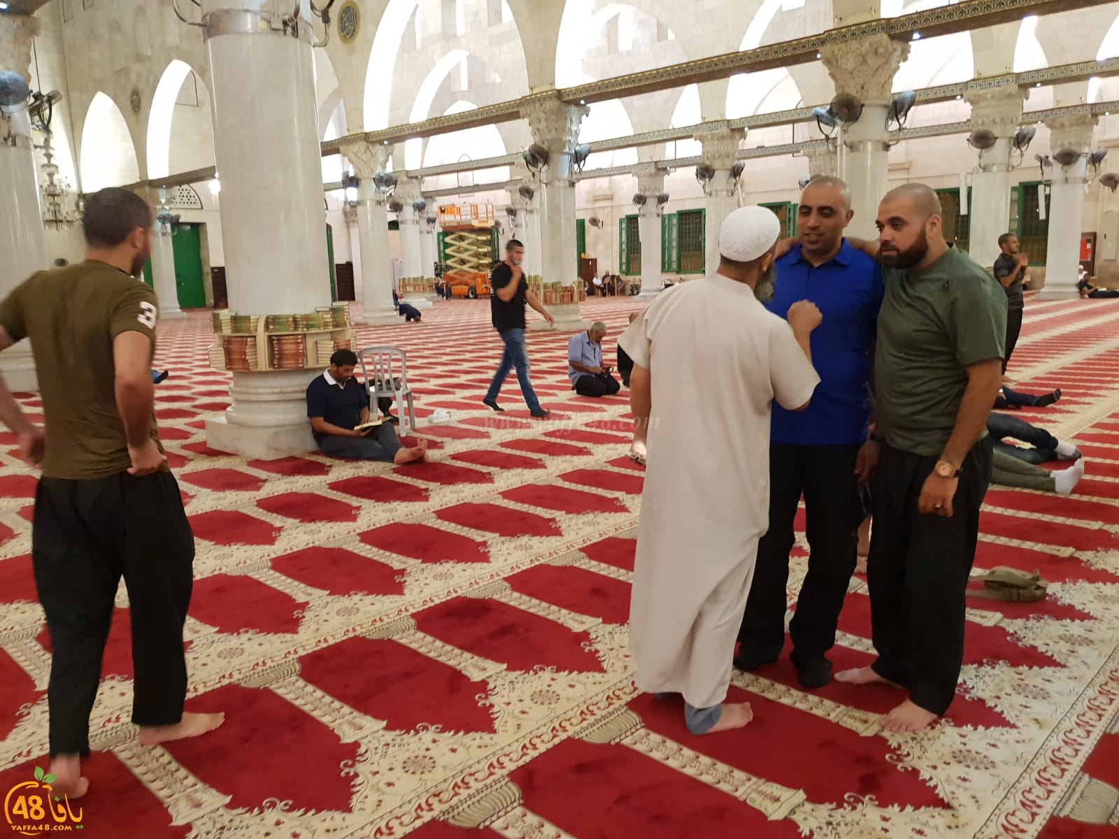 صور: شباب يافا يؤدون صلاة الفجر يوم السبت في رحاب المسجد الأقصى المبارك 