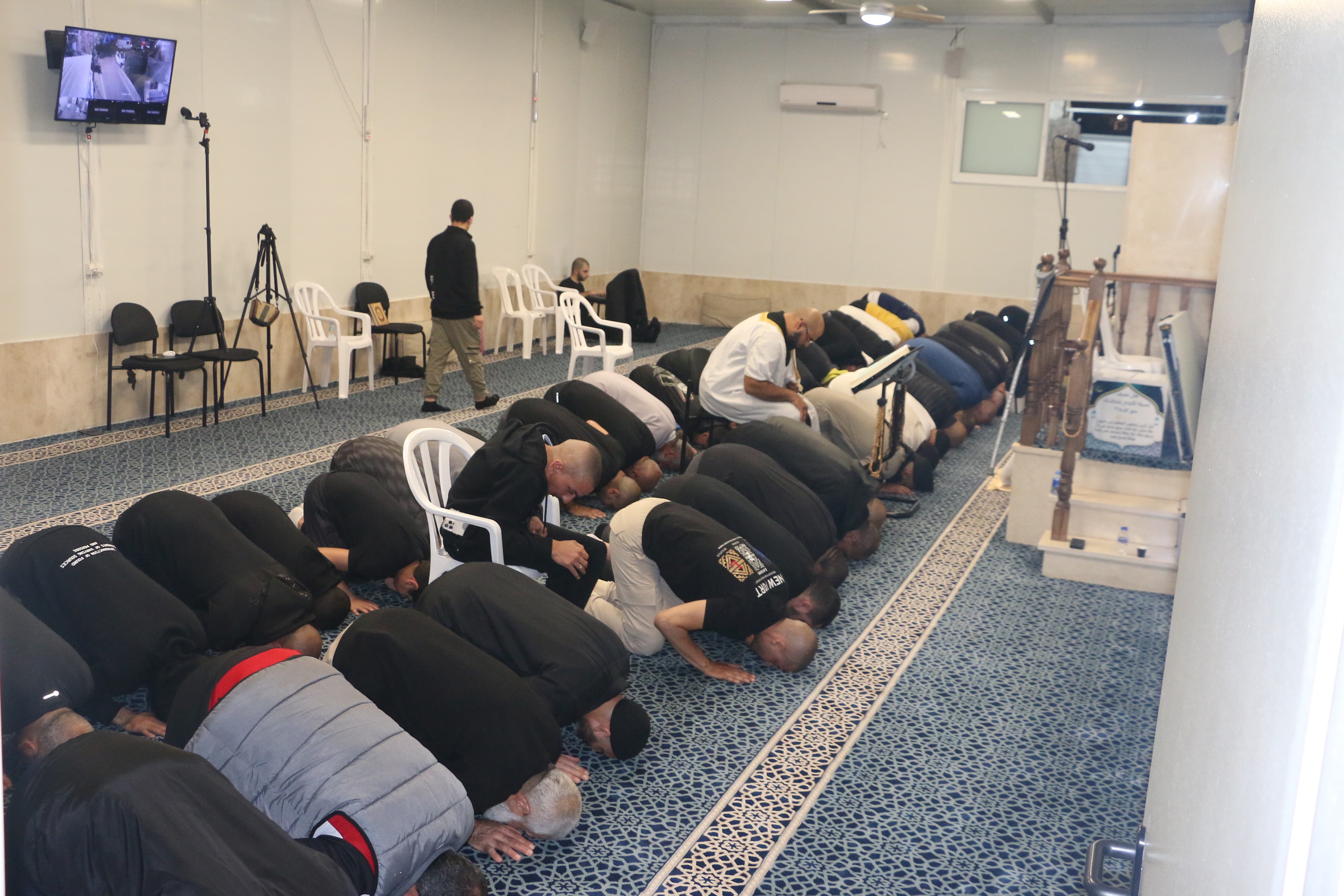 مساجد مدينة يافا تتزيّن بالمصلين إحياءً لليلة القدر المباركة 