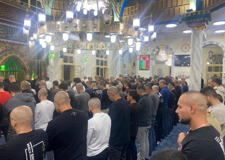 مساجد مدينة يافا تتزيّن بالمصلين إحياءً لليلة القدر المباركة 