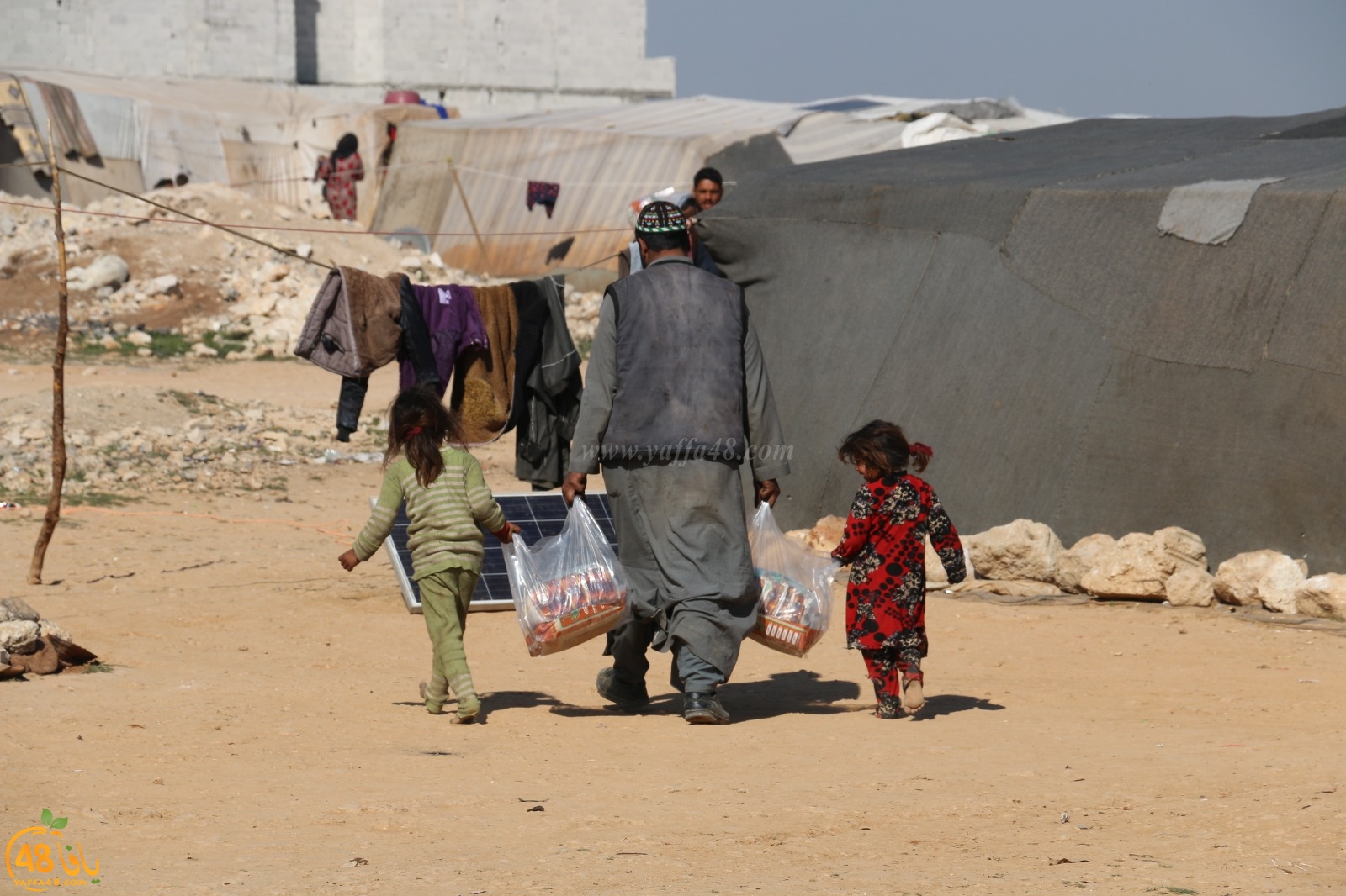 فيديو: توزيع مواد غذائية على اللاجئين السوريين كصدقة جارية عن أرواح عائلة اليتيم 
