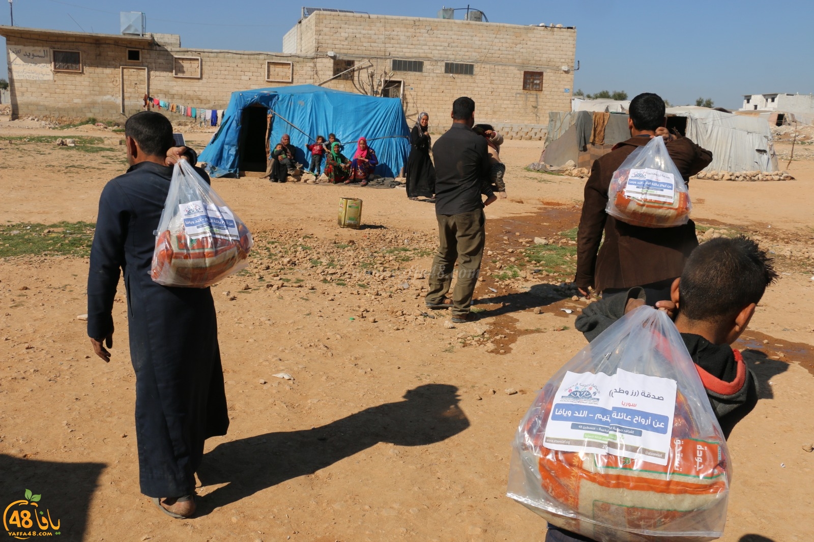 فيديو: توزيع مواد غذائية على اللاجئين السوريين كصدقة جارية عن أرواح عائلة اليتيم 