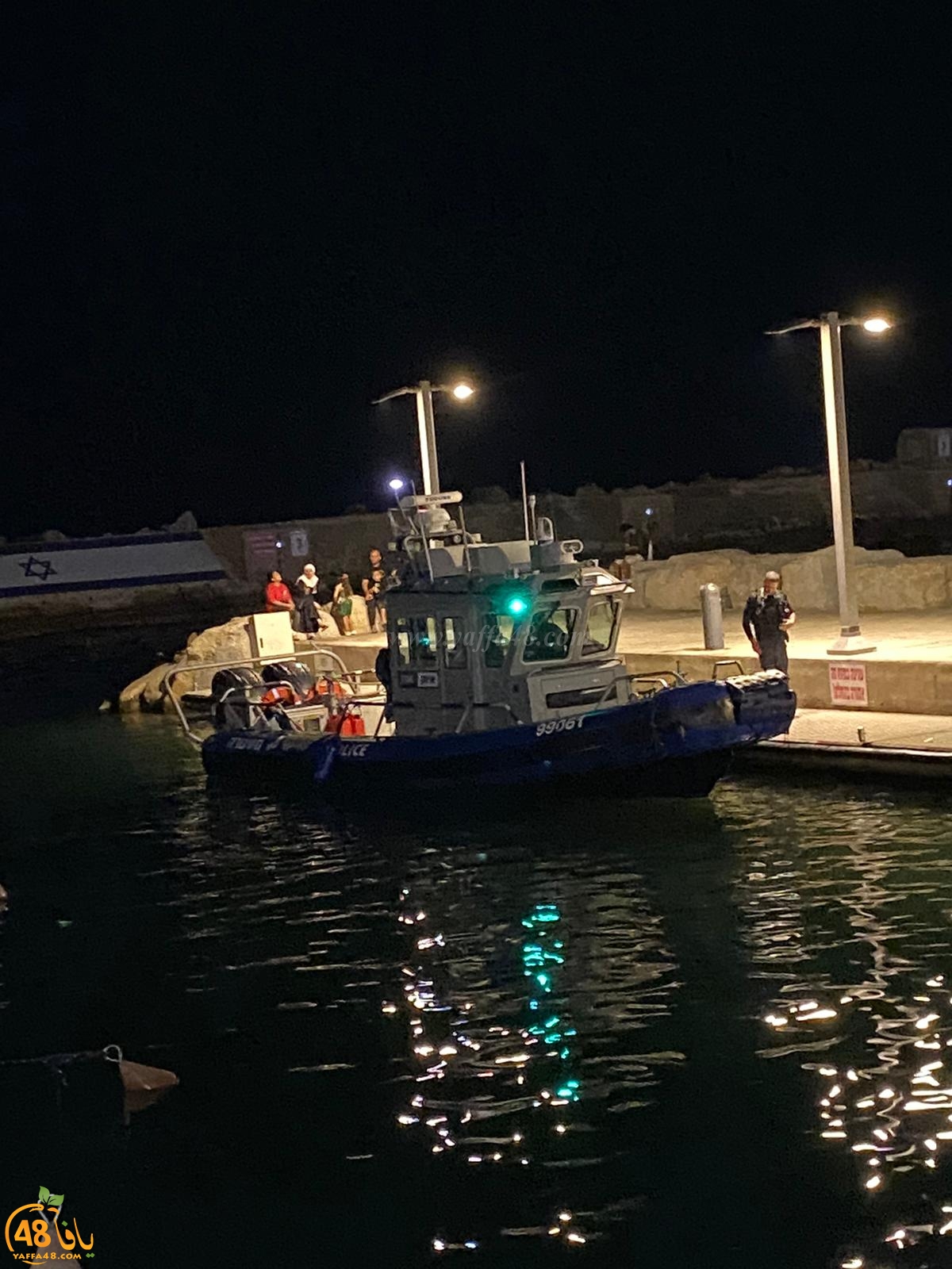 يافا: محاولات تخليص مركب علق بالصخور أمام مرفأ الميناء 