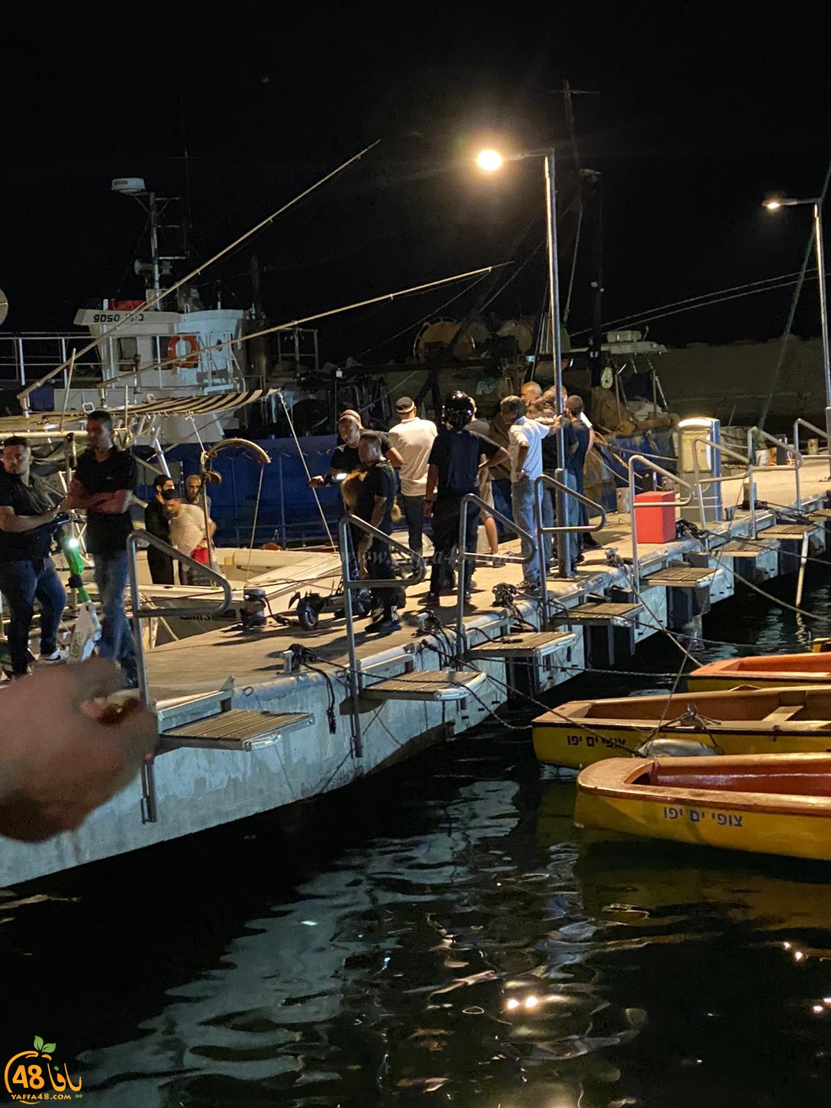 يافا: محاولات تخليص مركب علق بالصخور أمام مرفأ الميناء 