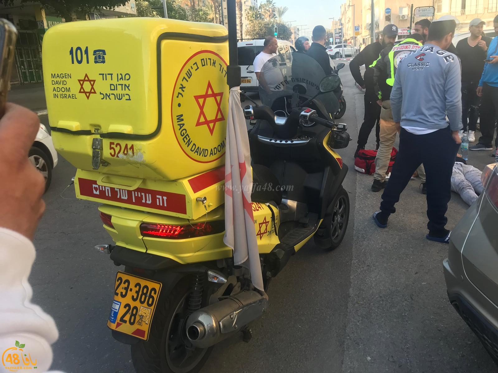 بالصور: اصابة طفيفة لراكب دراجة نارية بحادث طرق جنوب يافا 