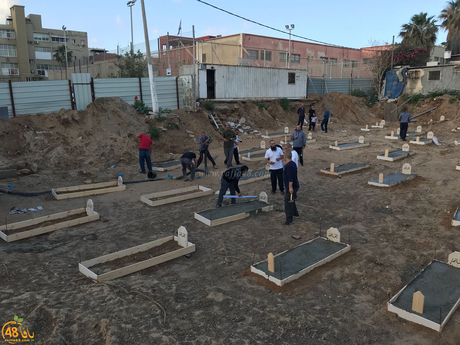 فيديو: لجنة إكرام الميت بيافا تعيد بناء القبور في مقبرة الاسعاف وتضع فوقها الشواهد