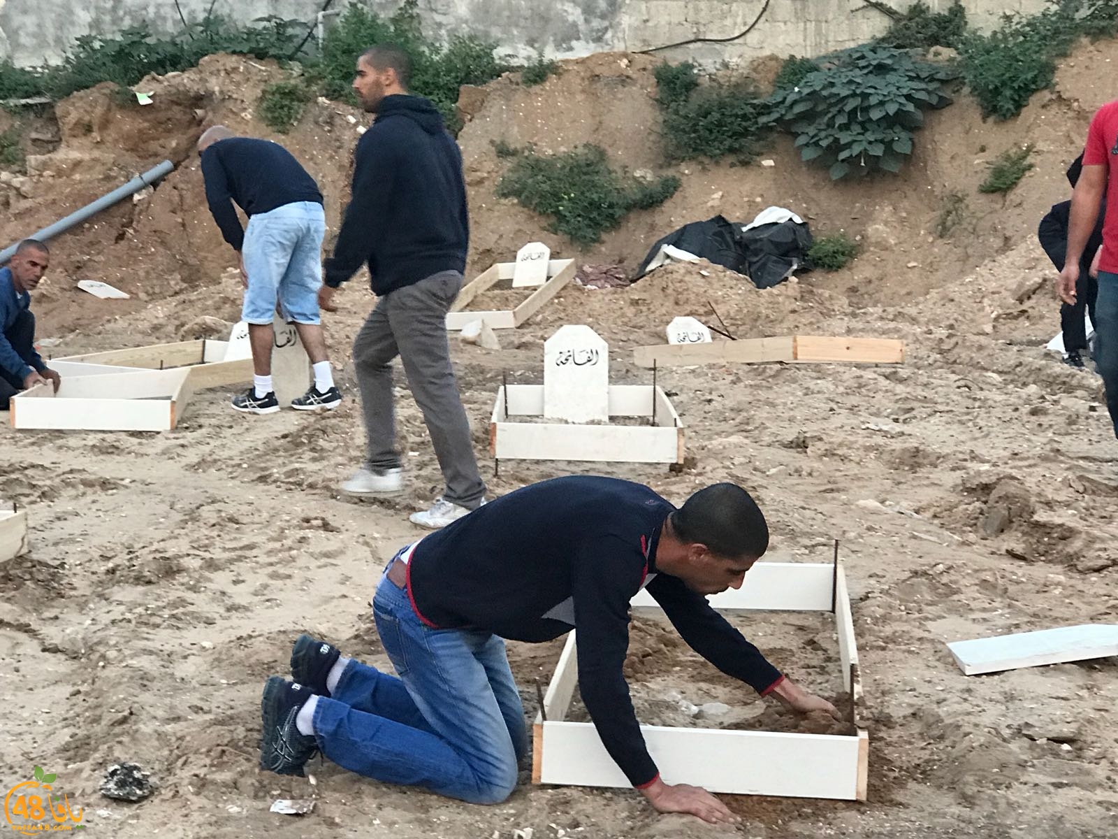 فيديو: لجنة إكرام الميت بيافا تعيد بناء القبور في مقبرة الاسعاف وتضع فوقها الشواهد