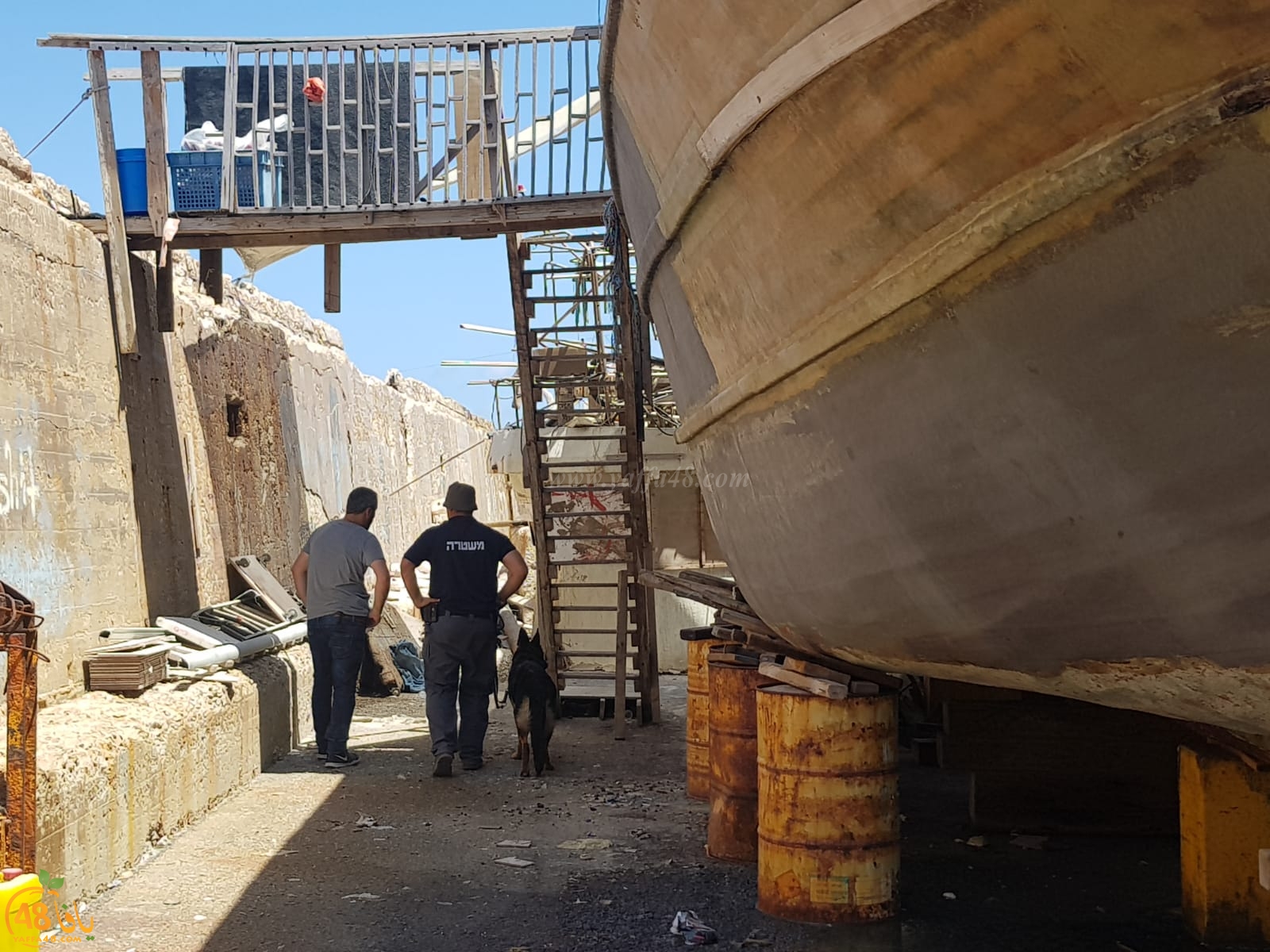 بالصور: للمرة الثالثة خلال اسبوعين - الشرطة تداهم مخازن الصيادين في ميناء يافا 