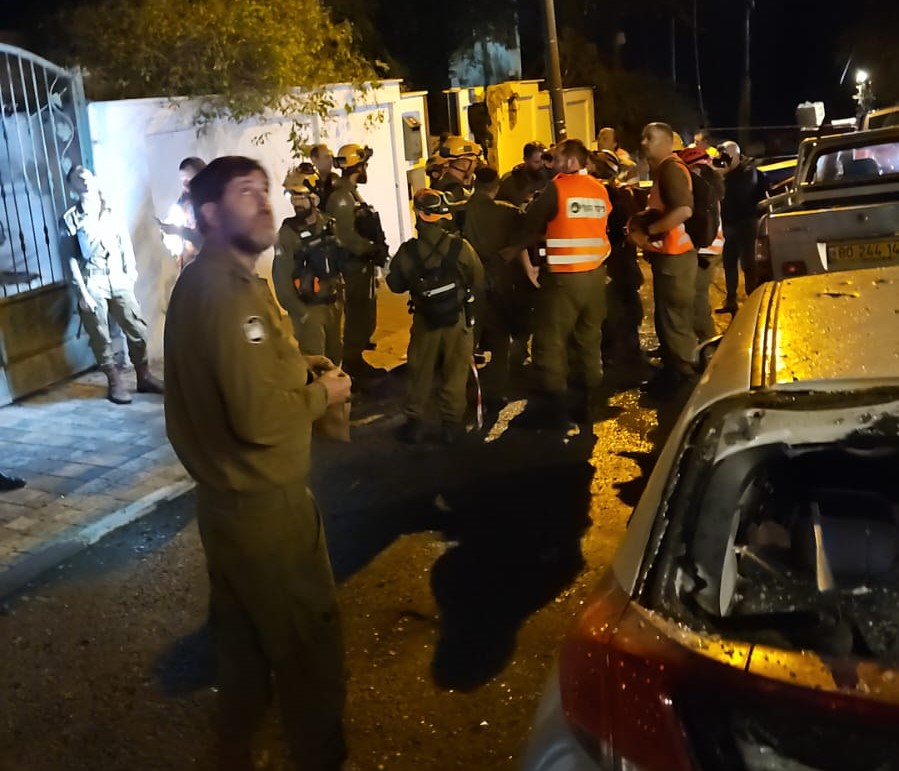 يافا : 3 إصابات حصيلة السقوط الأخير شهود عيان لم نشاهد تعقب للقبة الحديدية