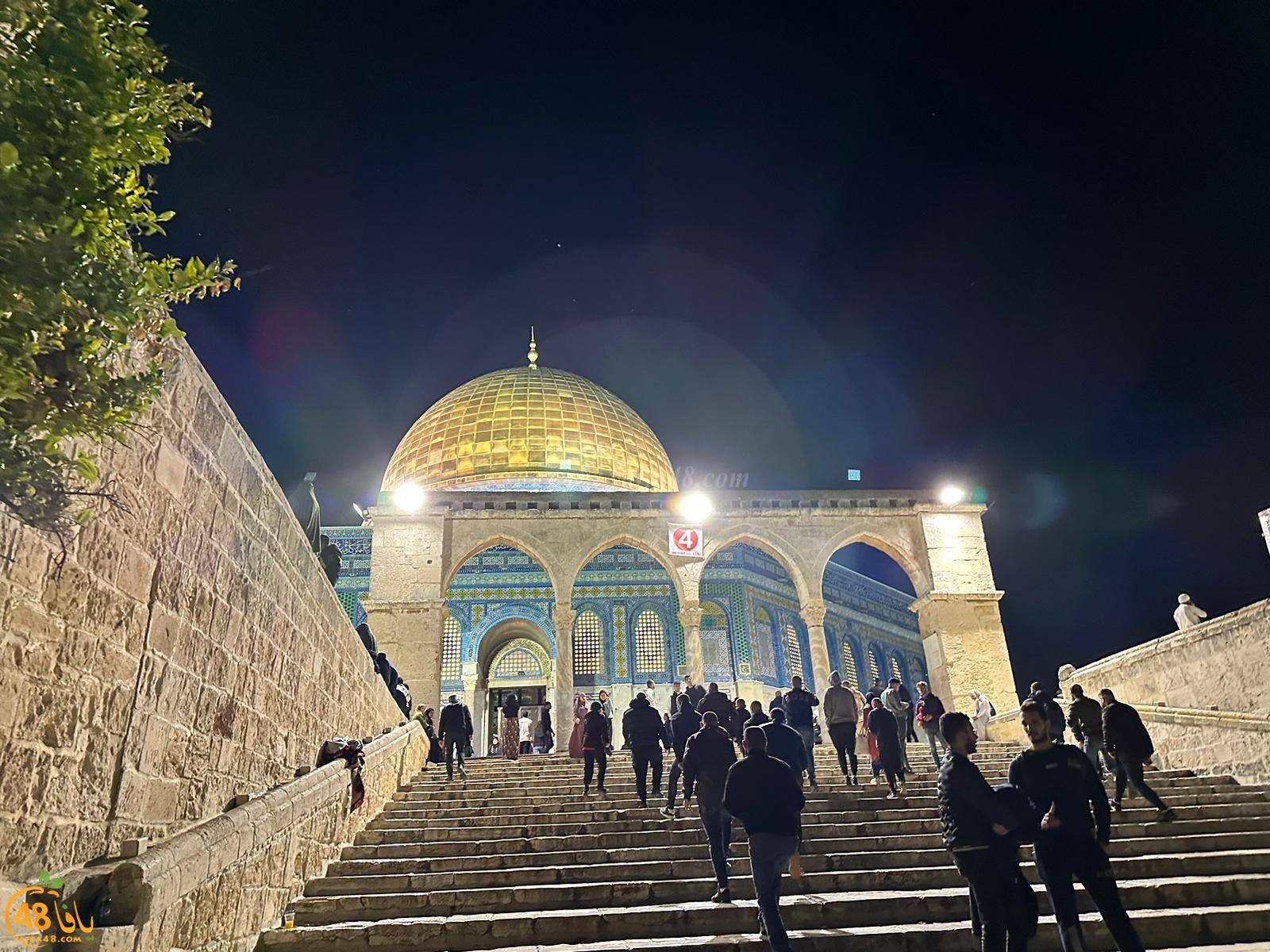 عشرات الآلاف يؤدون صلاة الفجر في الأقصى في اليوم الـ24 من رمضان