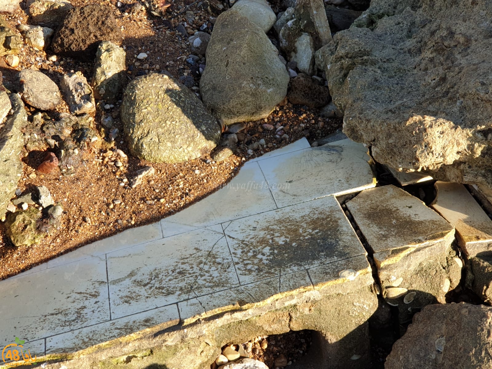 شاهد: بقايا بيوتنا على شاطئ العجمي بيافا وقد تناثرت واندثرّت 