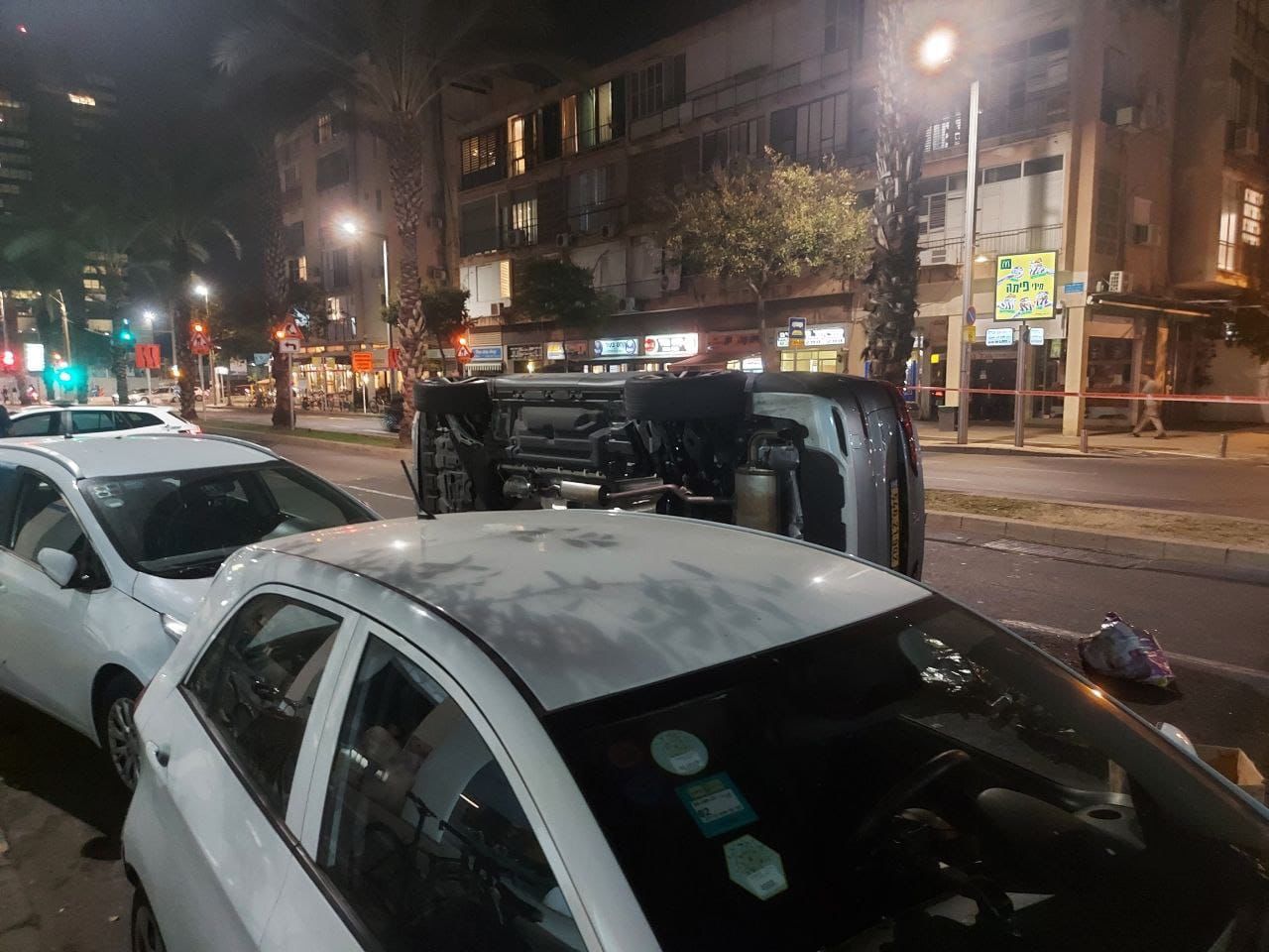 اصابة شخصين بحادث وانقلاب مركبة في تل ابيب 
