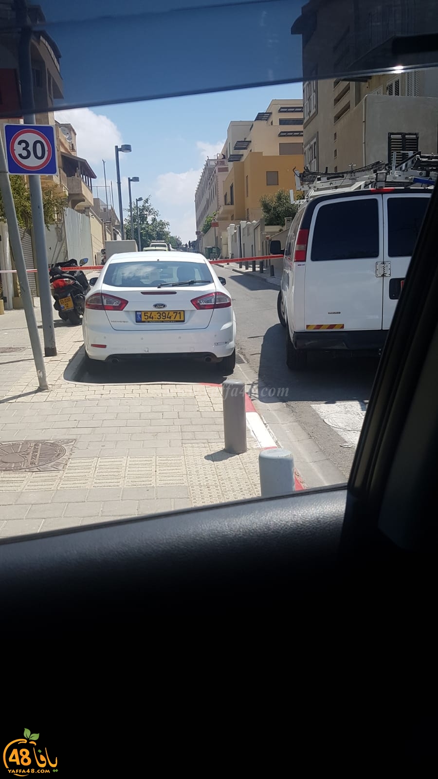  صور: الشرطة تعالج جسماً مشبوهاً داخل مركبة في يافا 