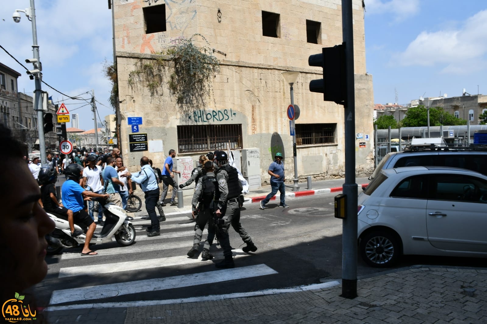 صور إضافيّة من مسيرة الجمعة الغاضبة تنديداً بتدنيس مقبرة الإسعاف