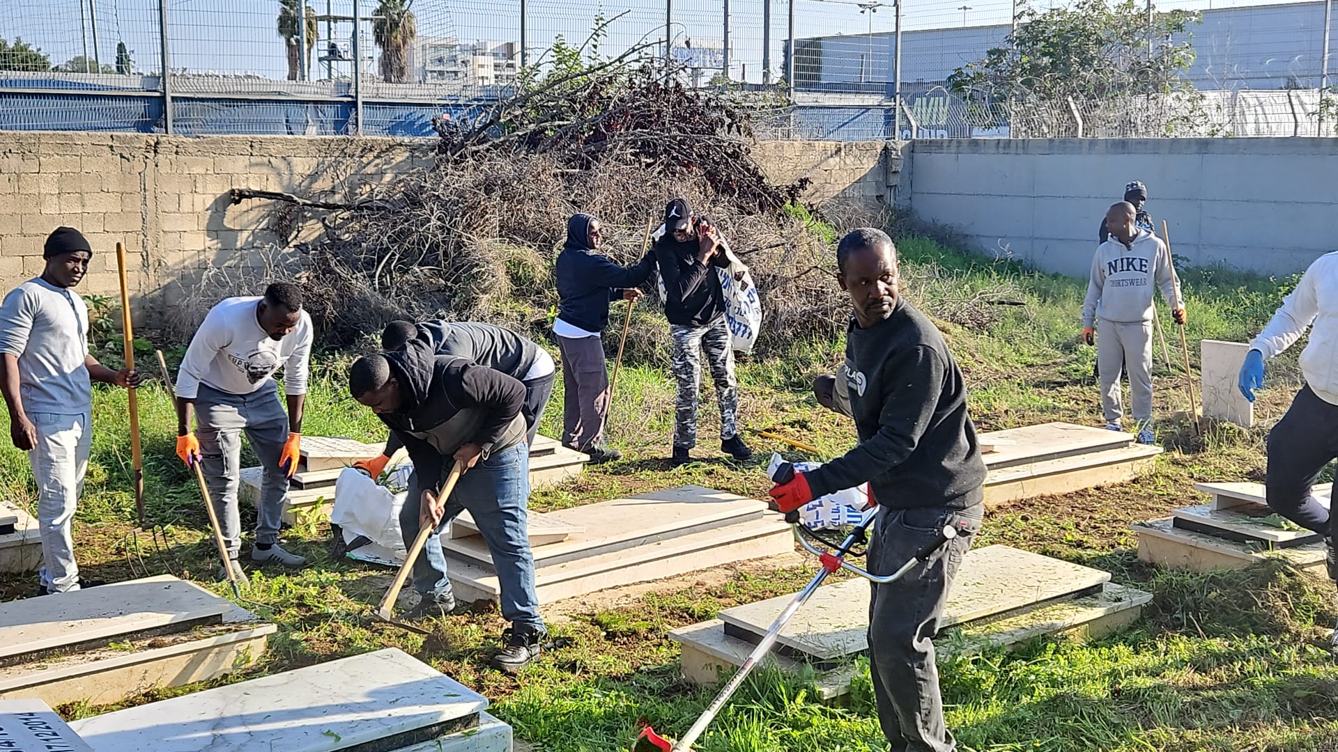 الجالية الإفريقية في يافا تنظم معسكر تنظيف مقبرة المدينة طاسو