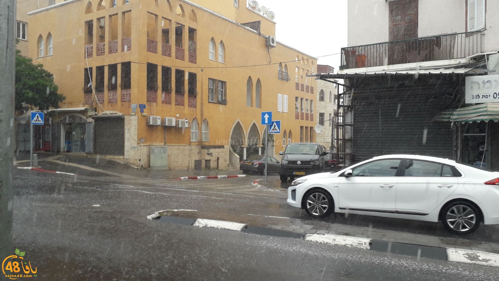 بالفيديو: أمطار غزيرة تهطل على مدينة يافا صباح اليوم