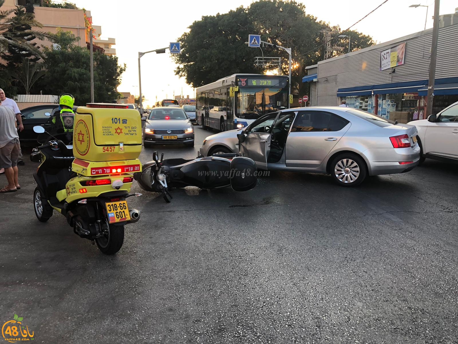  صور: اصابة شخصين بحادث طرق بين مركبة ودراجة نارية في يافا 