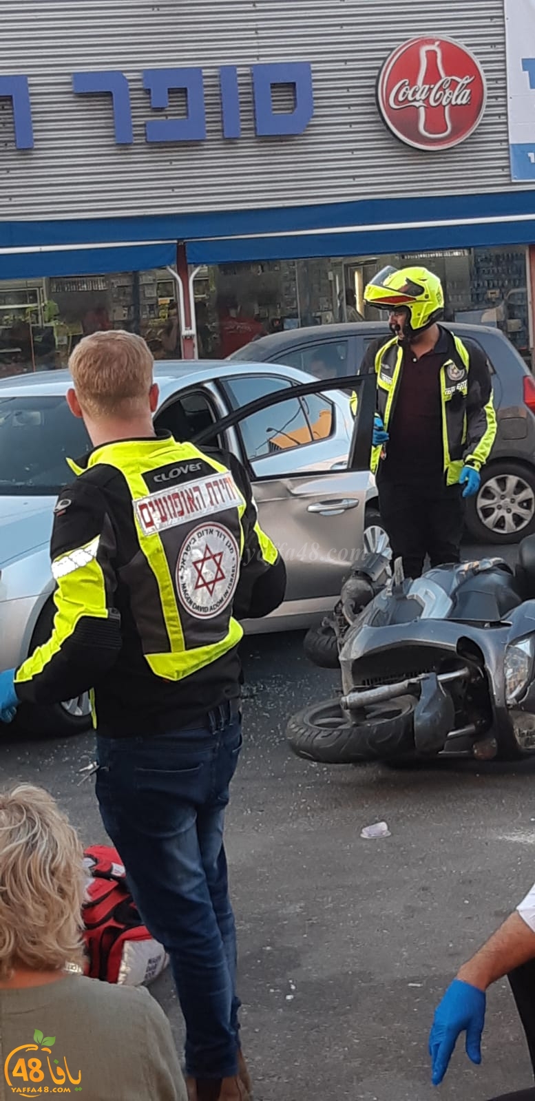  صور: اصابة شخصين بحادث طرق بين مركبة ودراجة نارية في يافا 