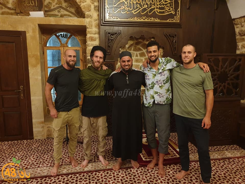  فيديو: مجموعة شبان اعتنقوا الاسلام حديثاً في زيارة الى مسجد البحر بيافا