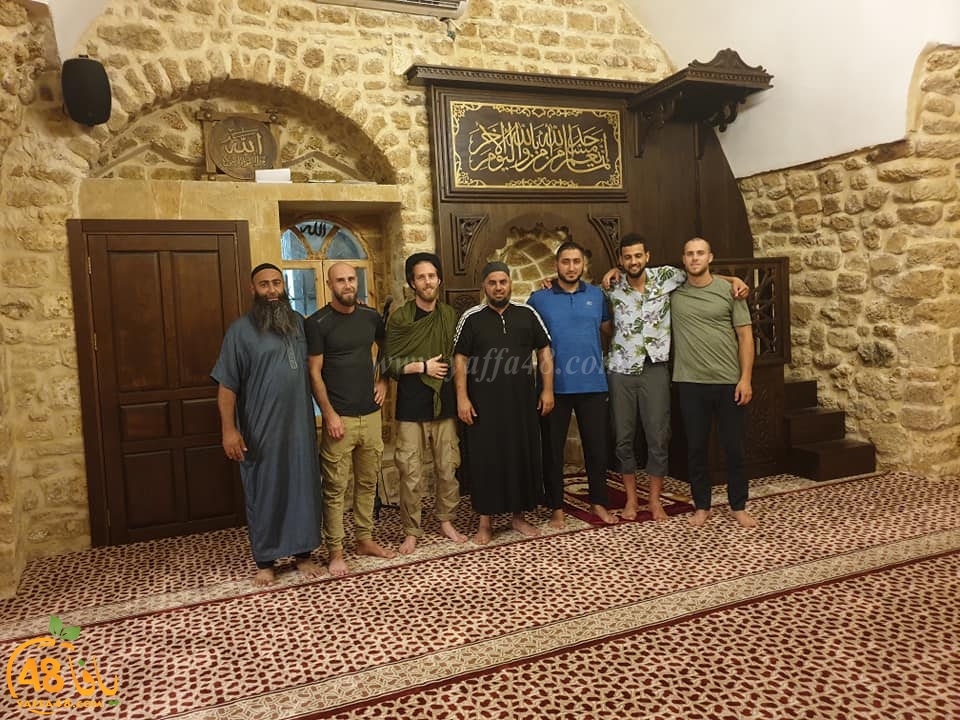  فيديو: مجموعة شبان اعتنقوا الاسلام حديثاً في زيارة الى مسجد البحر بيافا