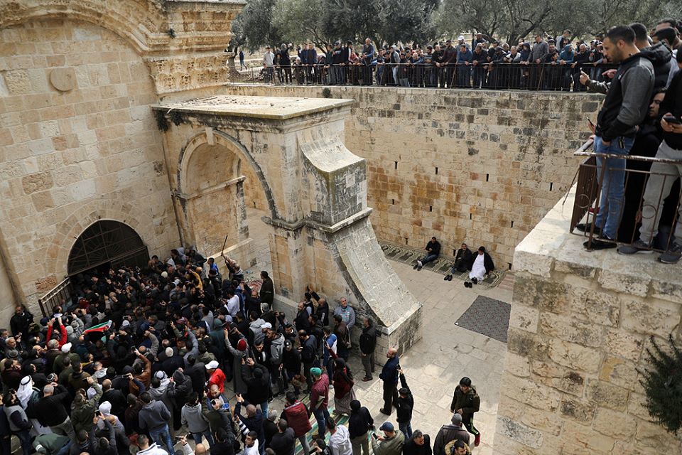 آلاف الفلسطينيين يؤدّون صلاة الجمعة في رحاب المسجد الأقصى..
