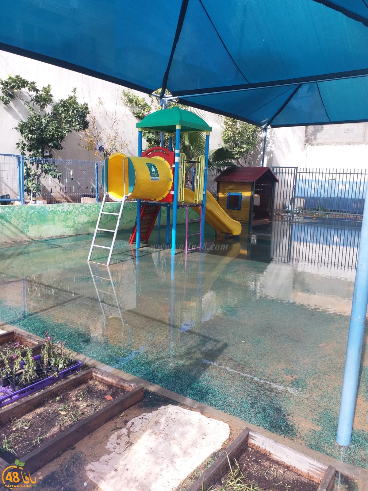  بالصور: مياه الأمطار تتسرب لداخل روضة بيافا وطواقم الانقاذ تخلي الاطفال من المكان