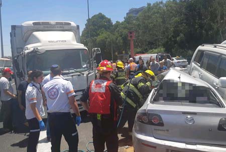  مصرع شخص بحادث طرق بين شاحنتين وسيارتين في مركز البلاد 