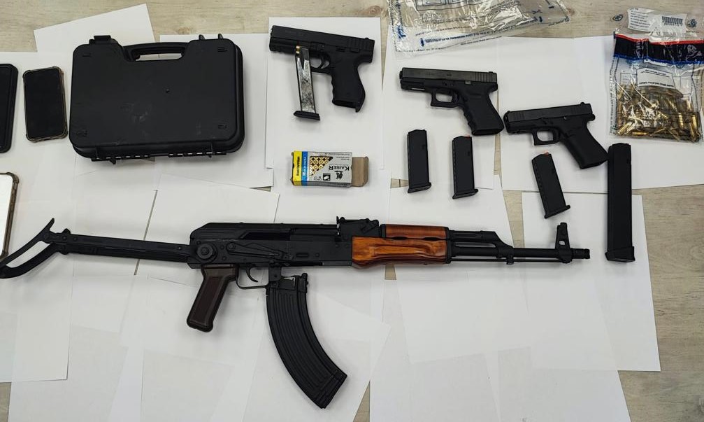  اللد: اعتقال 8 مشتبهين بعد ضبط 3 مسدسات وبندقية ايرسوفت