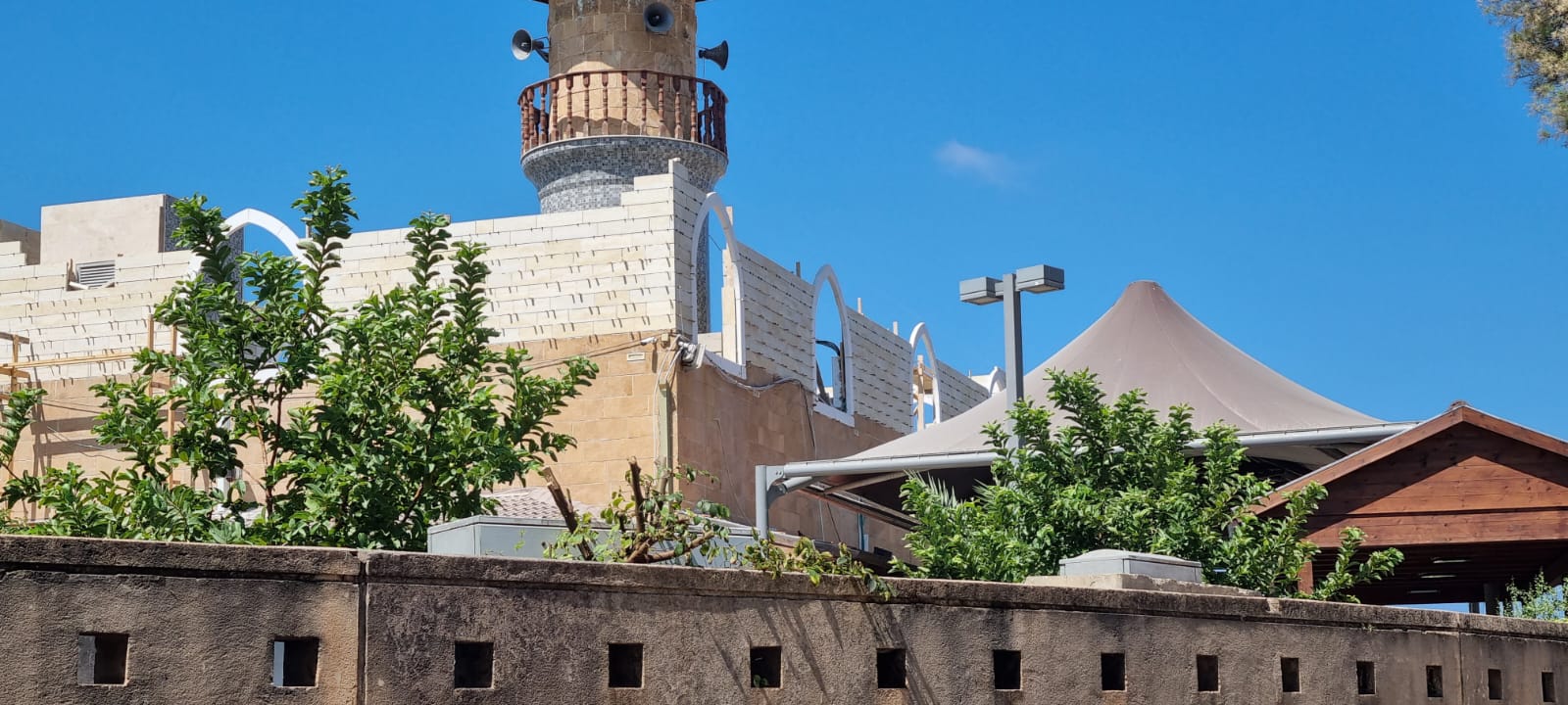 يافا: البلدية تستصدر أمراً لهدم الطابق الثاني قيد الانشاء في مسجد الجبلية