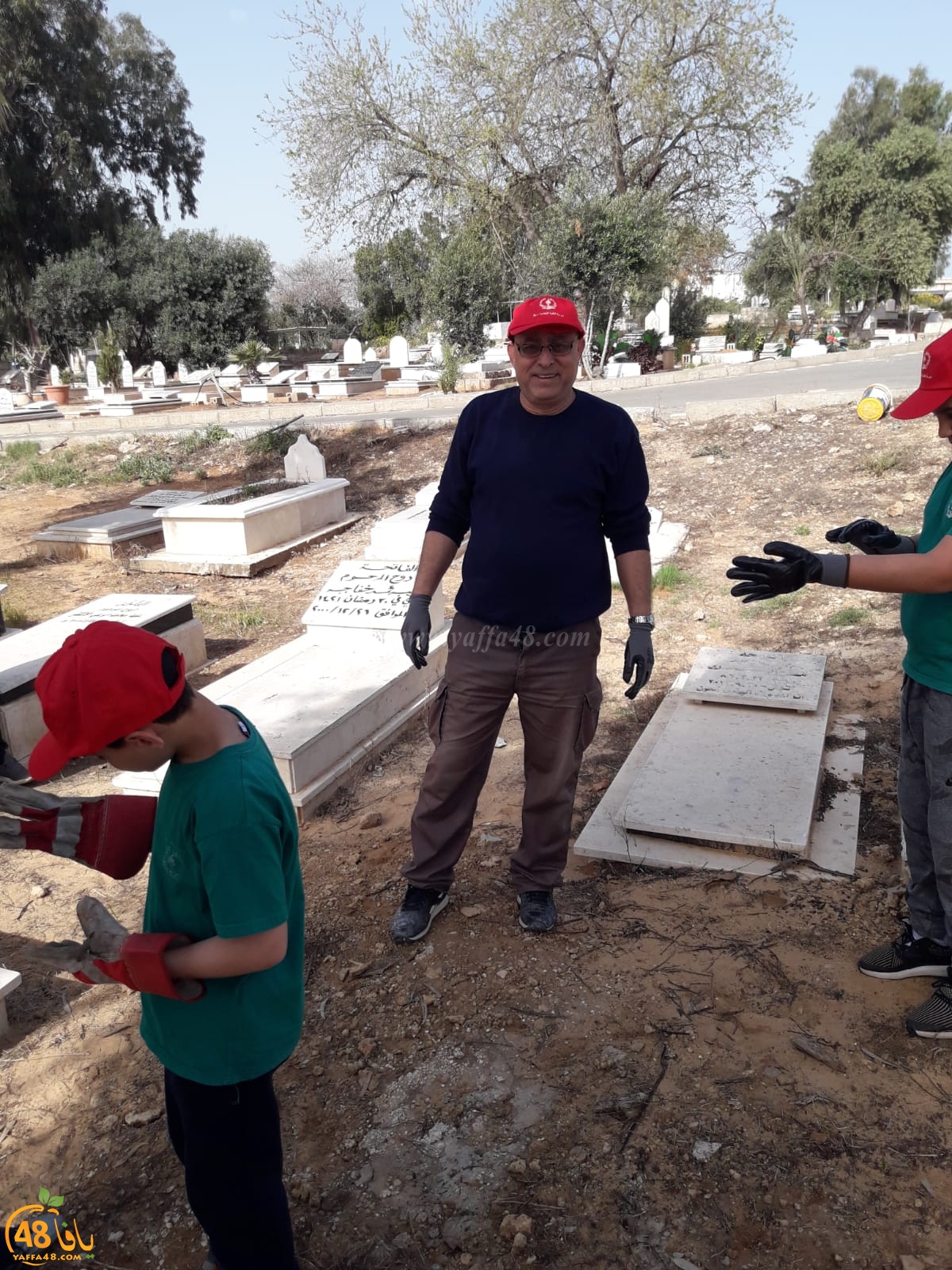 بالصور: طلاب مدرسة الأخوة يشاركون في تنظيف مقبرة طاسو