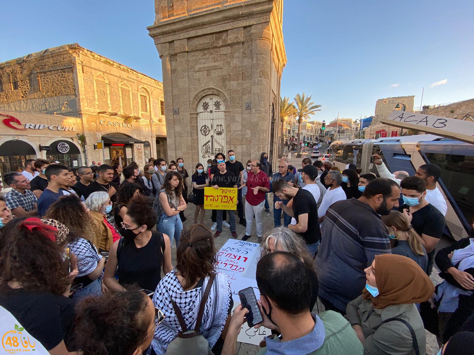 فيديو: تظاهرة في دوار الساعة بيافا احتجاجاً على اعدام الحلاق ويونس 