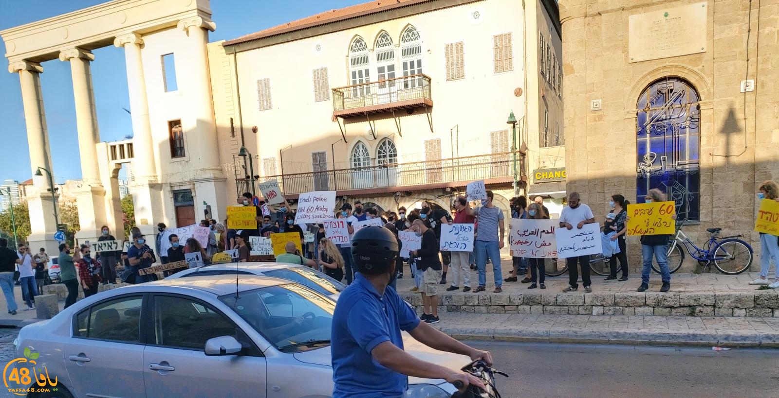 فيديو: تظاهرة في دوار الساعة بيافا احتجاجاً على اعدام الحلاق ويونس 