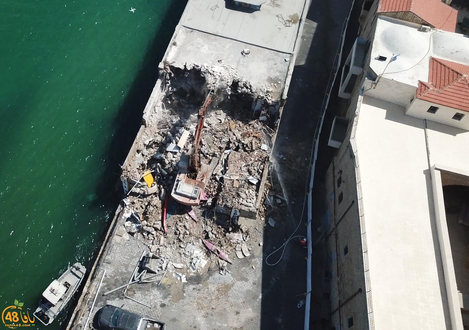 فيديو: البلدية تُباشر بهدم مبنى الجمارك التاريخي في ميناء يافا