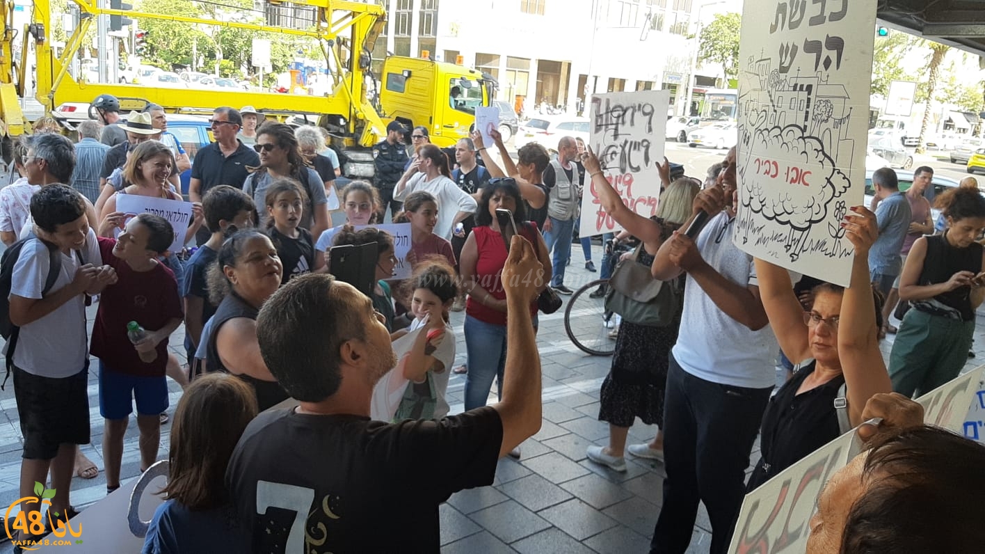 فيديو: تظاهرة أمام مبنى البلدية احتجاجاً على اغلاق شارع شديروت يروشلايم بيافا