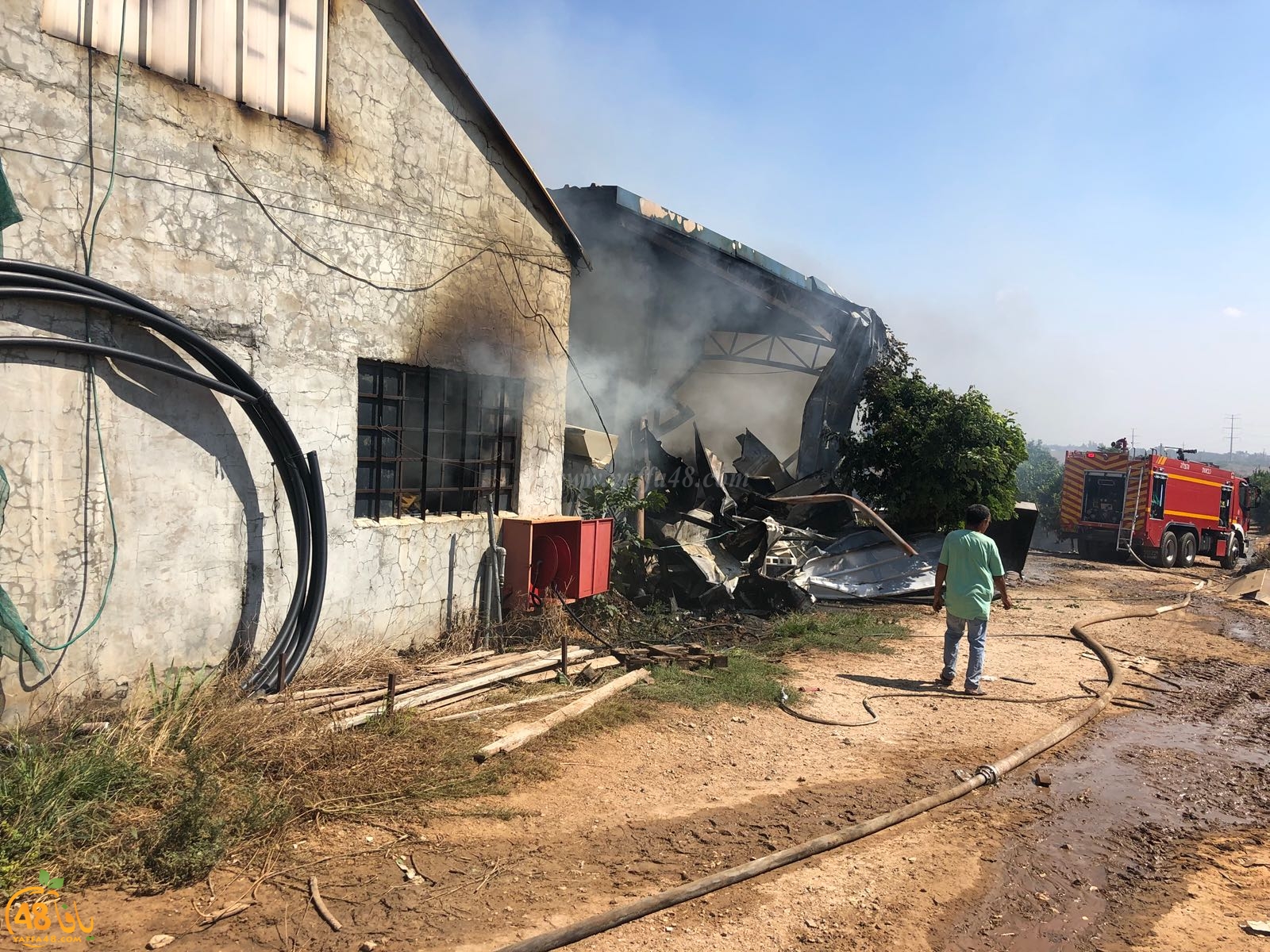  بالصور: حريق كبير داخل احد المصانع قرب الرملة