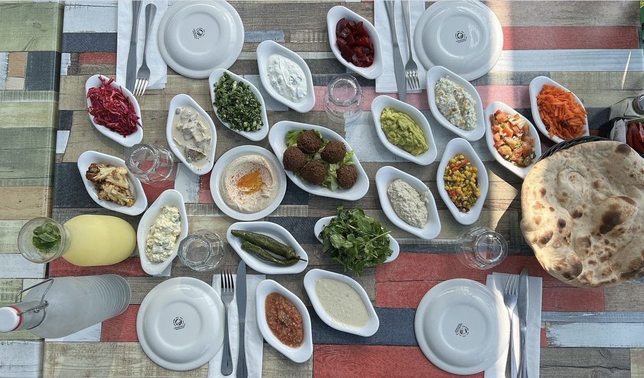 تذوقوا أشهى وجبات الأسماك واللحوم لدى مطعم أبو نصار الأعرق في يافا 
