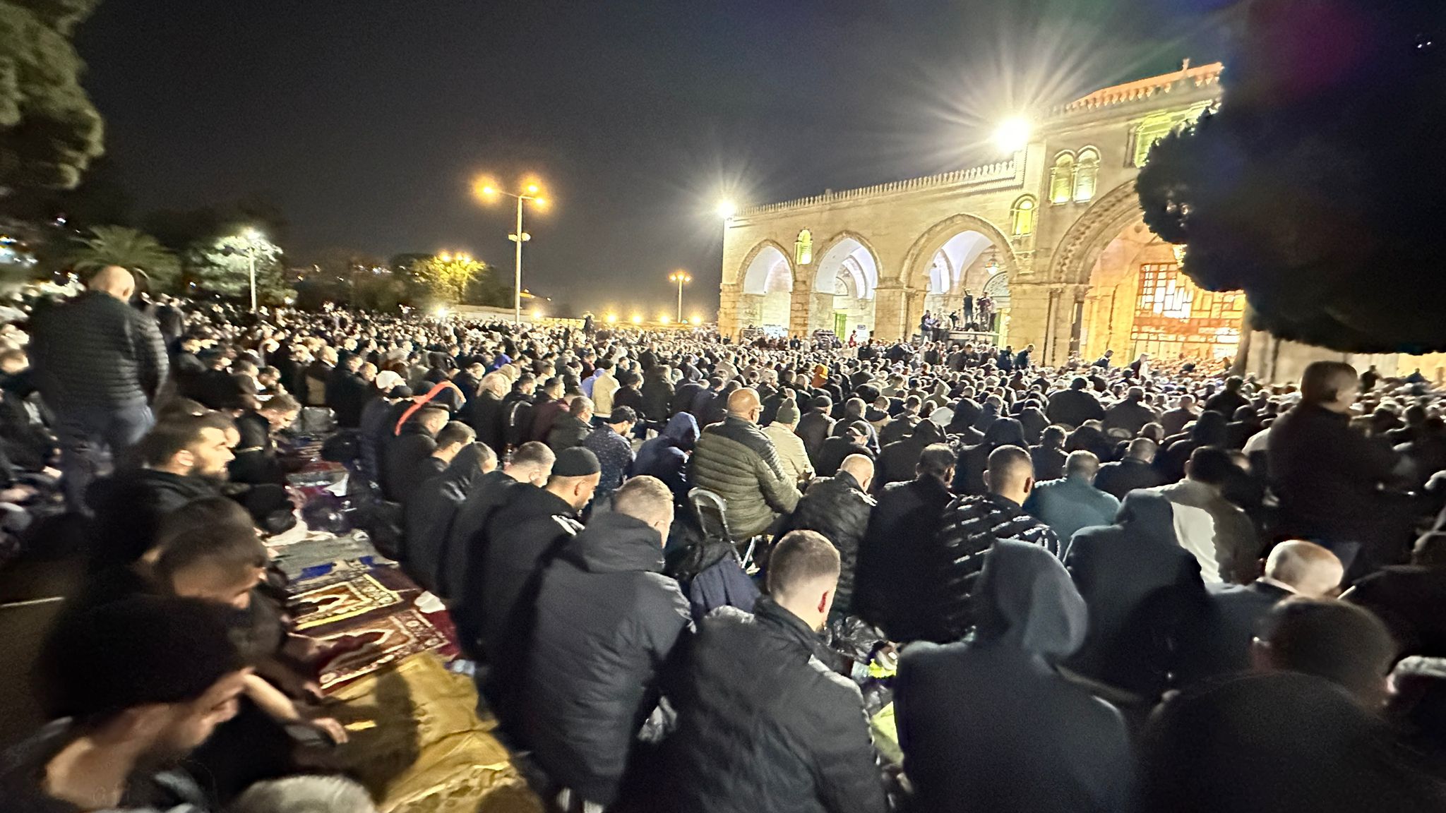 200 ألف يصلّون العشاء والتراويح في المسجد الأقصى