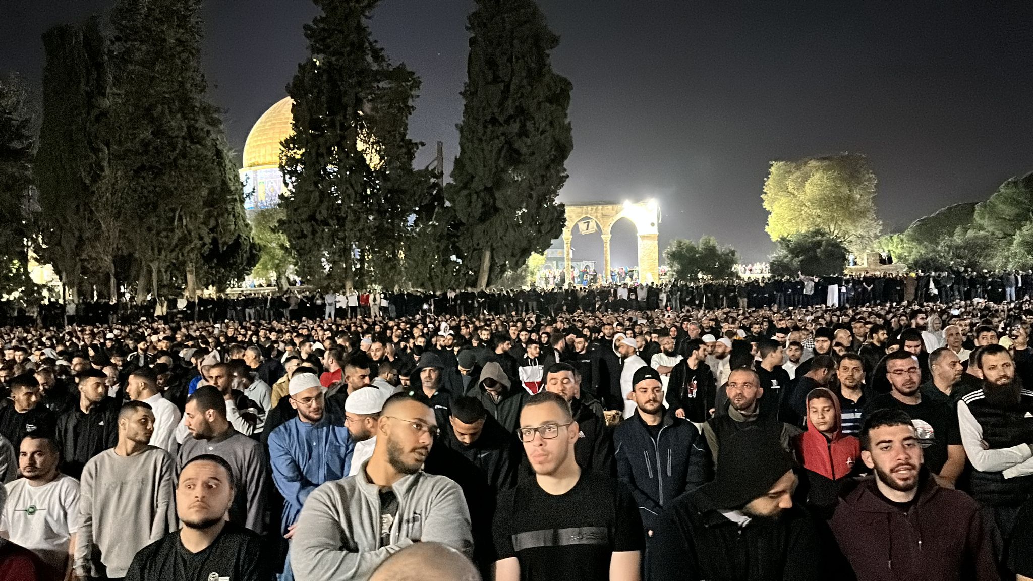 200 ألف يصلّون العشاء والتراويح في المسجد الأقصى