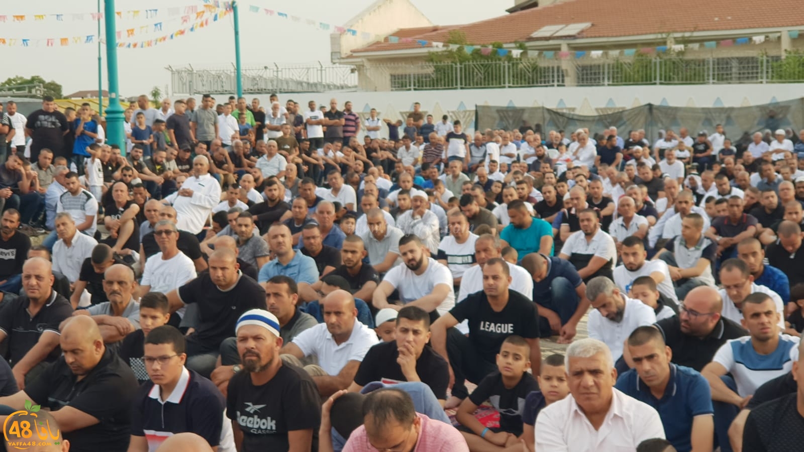فيديو: أهالي مدينة اللد يؤدون صلاة عيد الفطر في ساحة المسجد العمري الكبير 