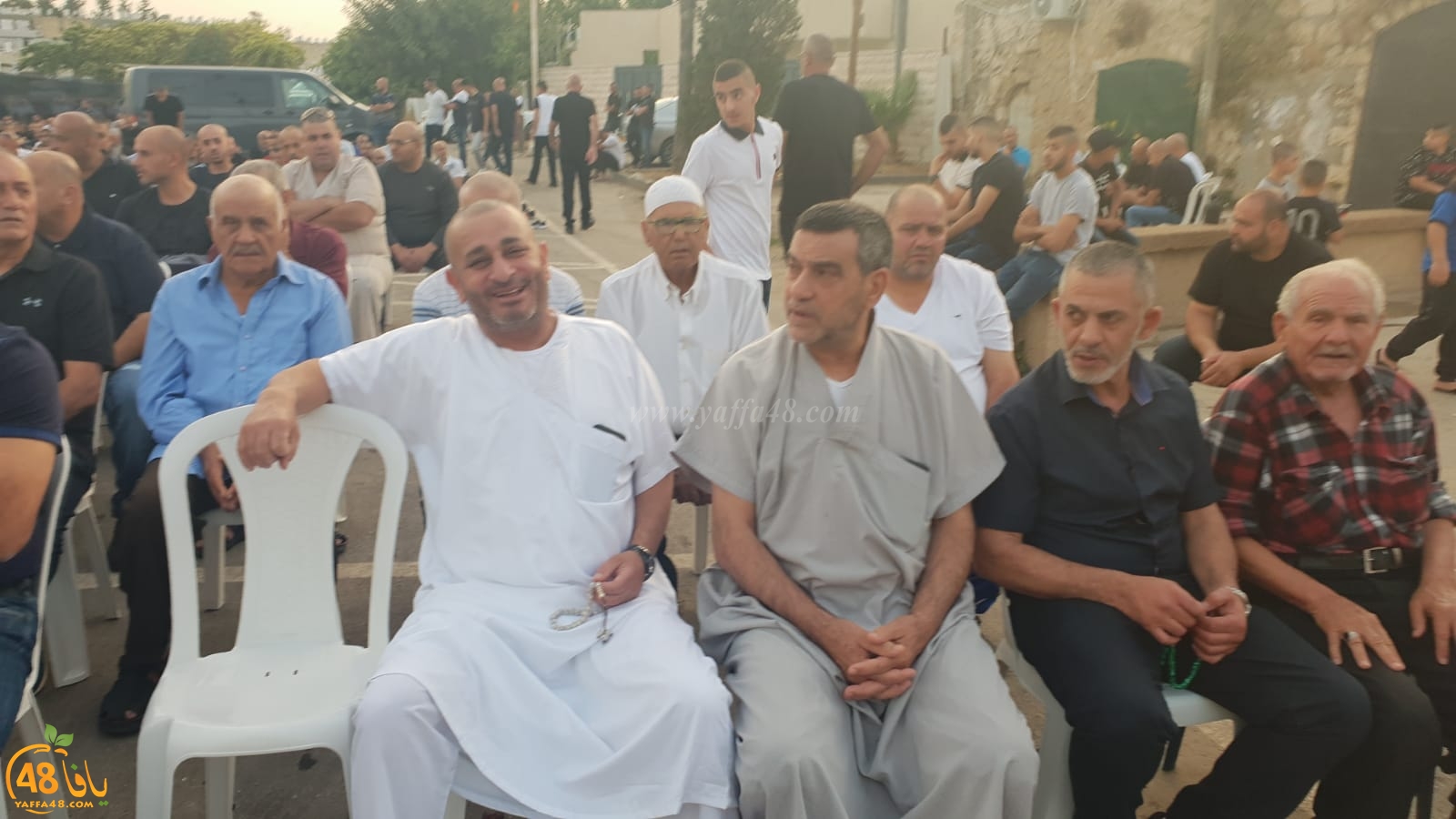 فيديو: أهالي مدينة اللد يؤدون صلاة عيد الفطر في ساحة المسجد العمري الكبير 