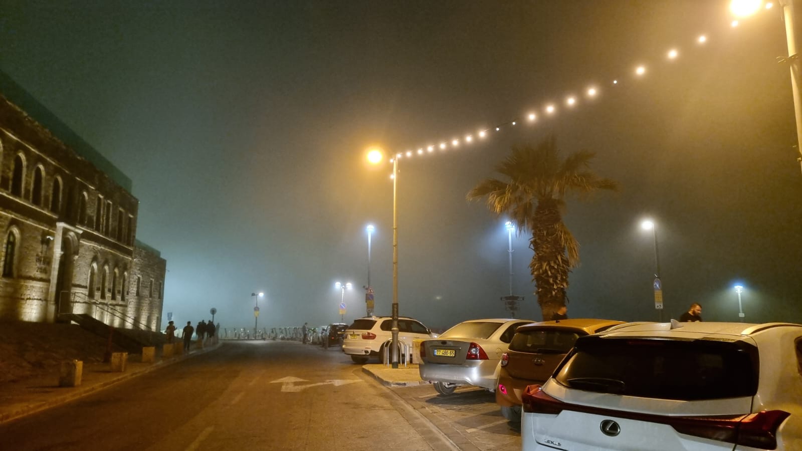 ضباب كثيف يُخيّم على الأجواء في يافا وتدني مستوى الرؤية 