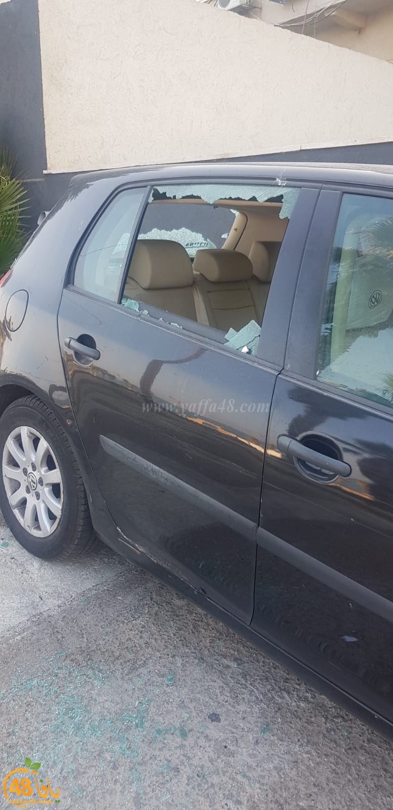  بالصور: تهشيم زجاج عدد من سيارات السكان في حي الجبلية بيافا 