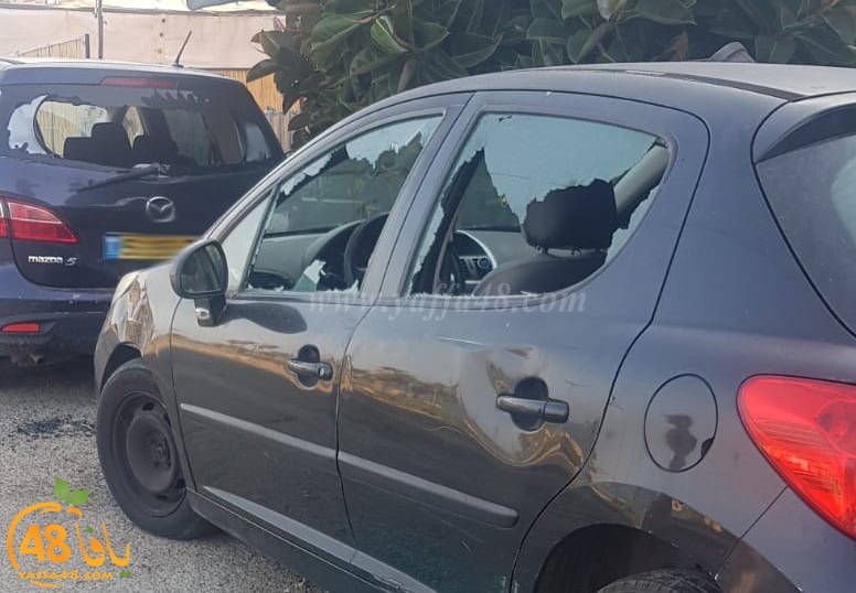  بالصور: تهشيم زجاج عدد من سيارات السكان في حي الجبلية بيافا 