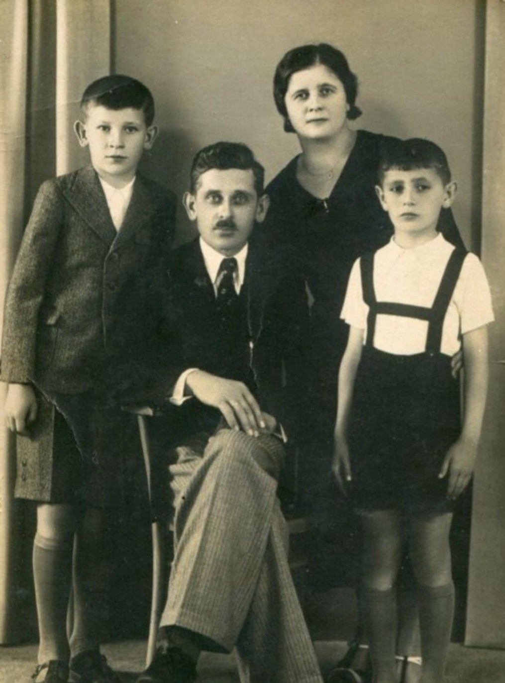  صورة نادرة لمدير قسم الجمارك في ميناء يافا وعائلته عام 1944 