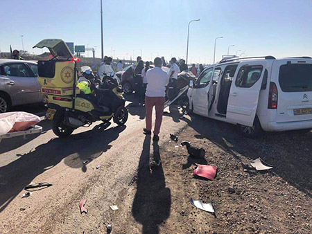 3 إصابات بحادث طرق مروّع قرب اللد 