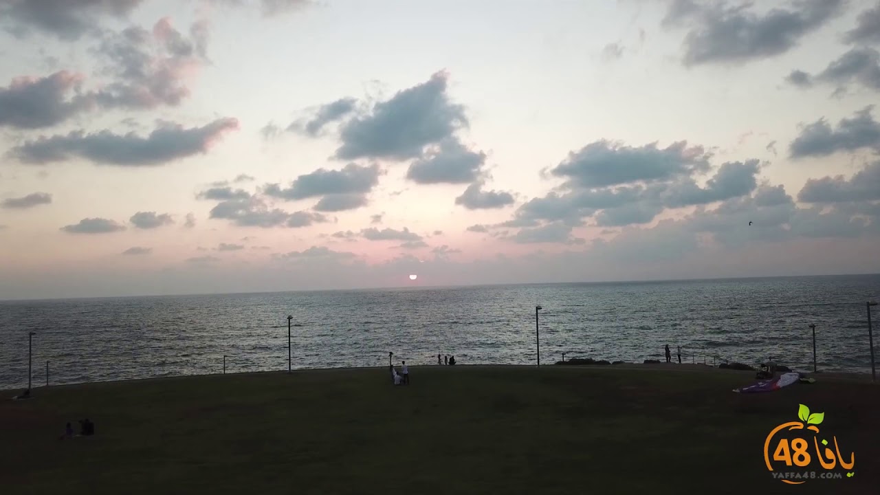 لحظات ساحرة لغروب الشمس على شاطئ يافا