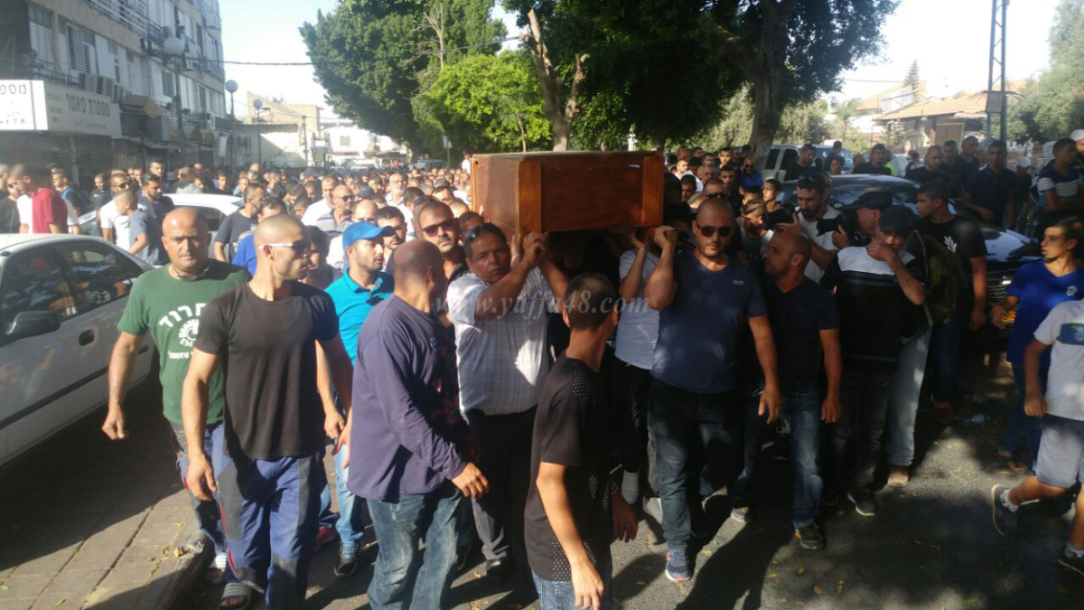  بالفيديو: بمشاركة اشقائها وبمرافقة الشرطة - جموع حاشدة تشيّع جثمان المغدورة دعاء ابو شرخ باللد