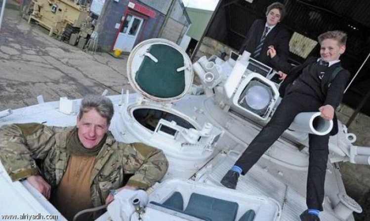 بالفيديو: أب بريطاني ينقل ولديه للمدرسة على ظهر دبابة